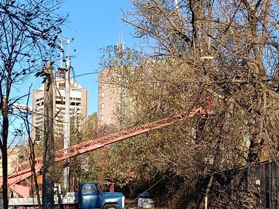 Потрощені шибки, виламані двері: у Києві уламки дронів РФ влучили у студентський гуртожиток Потрощені шибки, виламані двері: у Києві уламки дронів РФ влучили у студентський гуртожиток
