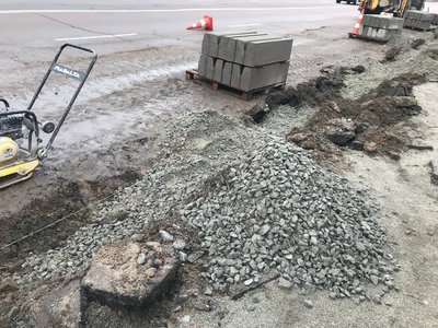 У Житомирі понад два тижні реконструюють тротуар біля військового кладовища