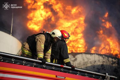 Атака РФ на Одещину: пошкоджено підприємства, 12 автомобілів і резервуари з олією Атака РФ на Одещину: пошкоджено підприємства, 12 автомобілів і резервуари з олією
