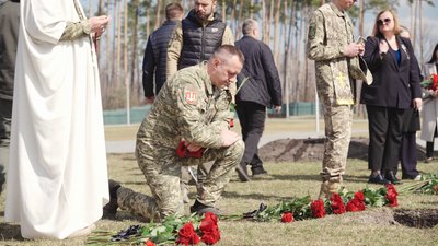 Тіло невідомого солдата привезли з Рівненщини на Київщину для поховання Тіло невідомого солдата привезли з Рівненщини на Київщину для поховання