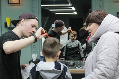 Стильна стрижка у подарунок: синам загиблих воїнів зробили акцію у барбершопі Бердичева Стильна стрижка у подарунок: синам загиблих воїнів зробили акцію у барбершопі Бердичева