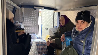 "Нерви здають". Як на Донеччині поліцейські евакуюють родини з дітьми "Нерви здають". Як на Донеччині поліцейські евакуюють родини з дітьми