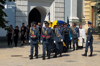 У Києві попрощалися з загиблим в авіакатастрофі пілотом Су-24М Богданом Загорульком У Києві попрощалися з загиблим в авіакатастрофі пілотом Су-24М Богданом Загорульком