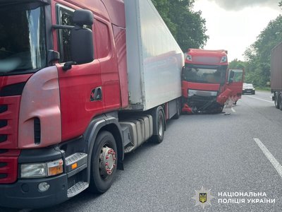 Троє загиблих: на Вінниччині зіткнулися дві фури та легковик Троє загиблих: на Вінниччині зіткнулися дві фури та легковик