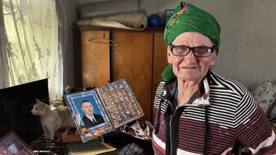 Алла Коляда тримає світлину загиблого сина Віталія Коляди Дніпропетровська область 23 січня 2026 рік Алла Коляда тримає світлину загиблого сина Віталія Коляди Дніпропетровська область 23 січня 2026 рік