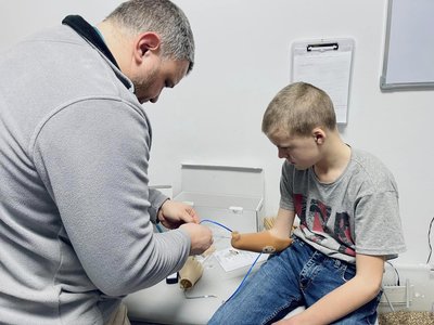 13-річному хлопцю з Одещини на місце втраченої руки встановлять протез 13-річному хлопцю з Одещини на місце втраченої руки встановлять протез