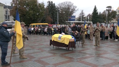 «Єдиний син загинув»: з добровольцем Віталієм Пивоваром попрощалися у Рівному «Єдиний син загинув»: з добровольцем Віталієм Пивоваром попрощалися у Рівному
