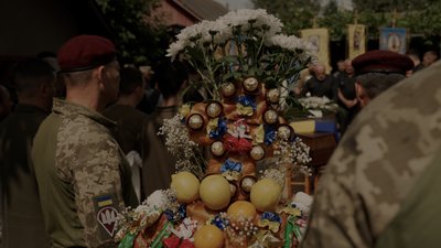 Роблять на похорон, щоби віддати шану: як у селах Буковини зберігають традицію поминального деревця | "Жива спадщина" Роблять на похорон, щоби віддати шану: як у селах Буковини зберігають традицію поминального деревця | "Жива спадщина"