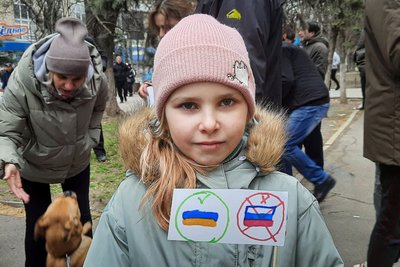 Три роки як Херсон — "Місто-герой України". Що згадують учасники мітингів спротиву російській окупації Три роки як Херсон — "Місто-герой України". Що згадують учасники мітингів спротиву російській окупації