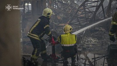 Вигоріло близько 100 тис. кв.м: на Київщині загасили масштабну пожежу на складах після атаки РФ