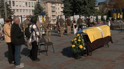 Повномасштабну війну зустрів на Луганщині. З 57-річним військовим Віктором Лєніком попрощалися у Рівному Повномасштабну війну зустрів на Луганщині. З 57-річним військовим Віктором Лєніком попрощалися у Рівному