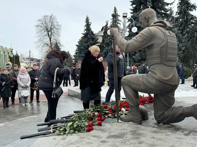 У Черкасах вшанували памʼять захисників Дебальцевського плацдарму У Черкасах вшанували памʼять захисників Дебальцевського плацдарму
