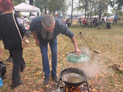 "Варили з любов'ю": у селі на Черкащині провели фестиваль борщу "Варили з любов'ю": у селі на Черкащині провели фестиваль борщу