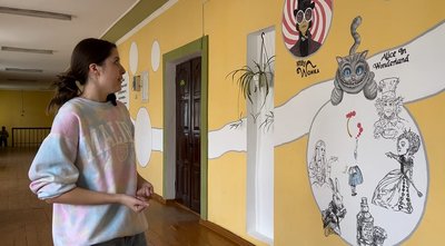Стіни ліцею на Рівненщині розписує педагогиня у вільний від занять час Стіни ліцею на Рівненщині розписує педагогиня у вільний від занять час