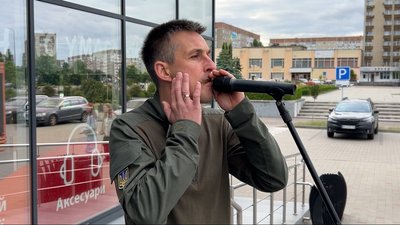 На дримбі за донат грає військовий із Рівненщини у власну коротку відпустку На дримбі за донат грає військовий із Рівненщини у власну коротку відпустку