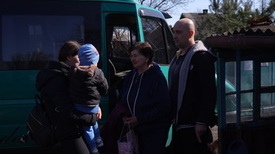 Повернуться, коли настане мир: із прифронтової Новопавлівки на Дніпропетровщині триває евакуація Повернуться, коли настане мир: із прифронтової Новопавлівки на Дніпропетровщині триває евакуація