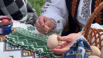 "Ми не коримося, відроджуємо традиції, ми є": на Хмельниччині провели традиційні гаївки "Ми не коримося, відроджуємо традиції, ми є": на Хмельниччині провели традиційні гаївки