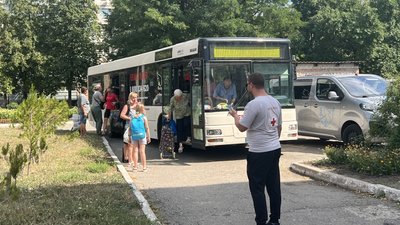 Нові транзитні центри для евакуації з Донецької області: як працюють, скільки людей вміщають, яку допомогу надають Нові транзитні центри для евакуації з Донецької області: як працюють, скільки людей вміщають, яку допомогу надають