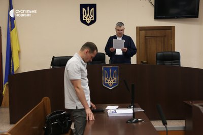 Суддя Печерського суду Києва Євген Хайнацький оголошує рішення про арешт заступника начальника поліції Житомирської області Гулеватого. Київ, 21 травня 2026 року