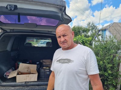 За готовою продукцією приїжджає місцевий волонтер Василь Забавчук За готовою продукцією приїжджає місцевий волонтер Василь Забавчук