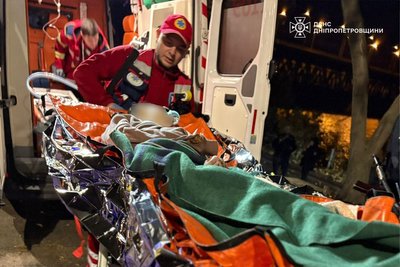 Стрибнула з Амурського мосту: у Дніпрі з річки врятували 17-річну дівчину Стрибнула з Амурського мосту: у Дніпрі з річки врятували 17-річну дівчину