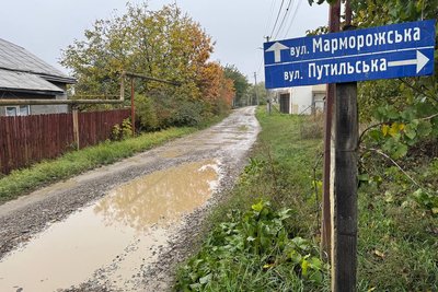 Стан дороги на вулиці Марморозькій у Чернівцях, де планують провести капітальний ремонт Стан дороги на вулиці Марморозькій у Чернівцях, де планують провести капітальний ремонт
