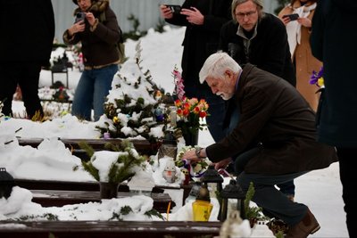 Петр Павел кладе квіти до могили військового
