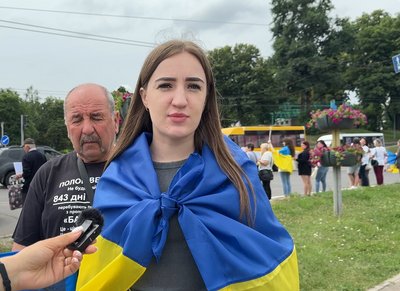 "Я до тата хочу!" Історії двох родин, які чекають своїх чоловіків з полону "Я до тата хочу!" Історії двох родин, які чекають своїх чоловіків з полону