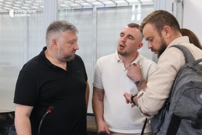 Народний депутат Олексій Кузнєцов (праворуч) з адвокатами у Вищому антикорупційному суді, Київ, 4 серпня 2025 року Народний депутат Олексій Кузнєцов (праворуч) з адвокатами у Вищому антикорупційному суді, Київ, 4 серпня 2025 року