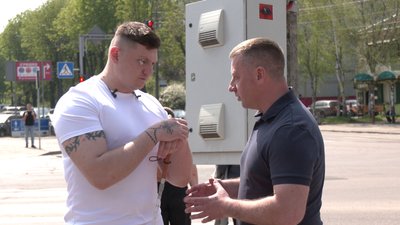 Ветеран, який втратив зір на війні, перевірив безар'єрність перехрестя у Рівному Ветеран, який втратив зір на війні, перевірив безар'єрність перехрестя у Рівному