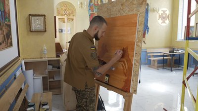 Кожен святий тримає зброю: у Вінниці нацгвардійці розписують храм Кожен святий тримає зброю: у Вінниці нацгвардійці розписують храм