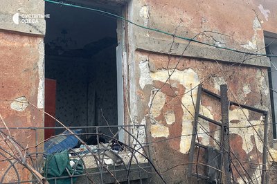 Вибило вікна, згорнулися в гармошку двері: фото наслідків нічної атаки БпЛА на Одесу Вибило вікна, згорнулися в гармошку двері: фото наслідків нічної атаки БпЛА на Одесу