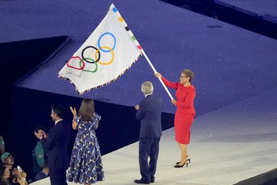 Олімпійський прапор передали Лос-Анджелесу, де відбудуться наступні Ігри Олімпійський прапор передали Лос-Анджелесу, де відбудуться наступні Ігри