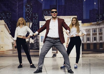 "Я за будь-який кіпіш, крім сходів": історія стендап коміка та волонтера Юрія Степанця "Я за будь-який кіпіш, крім сходів": історія стендап коміка та волонтера Юрія Степанця