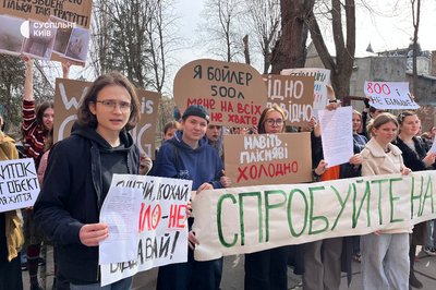 "Навіть плісняві холодно": в Києві студенти НАОМА вимагають відремонтувати гуртожиток "Навіть плісняві холодно": в Києві студенти НАОМА вимагають відремонтувати гуртожиток