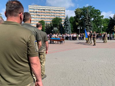 У Черкасах в останню путь провели полеглого на Донеччині захисника У Черкасах в останню путь провели полеглого на Донеччині захисника