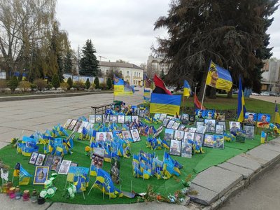 Два роки алеї пам’яті на майдані Корольова у Житомирі: встановили 316 прапорців Два роки алеї пам’яті на майдані Корольова у Житомирі: встановили 316 прапорців