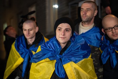 Обмін із РФ: в Україну повернули військовополонених ЗСУ, а також цивільних українців Обмін із РФ: в Україну повернули військовополонених ЗСУ, а також цивільних українців
