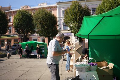 У Чернівцях триває фестиваль меду і травʼяного чаю: фоторепортаж У Чернівцях триває фестиваль меду і травʼяного чаю: фоторепортаж