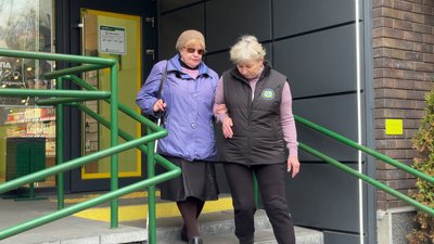 Валентина Фоменко на прогулянці із соціальним працівником Валентина Фоменко на прогулянці із соціальним працівником