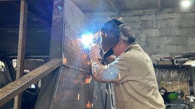 "FPV-дрон йому не страшний". Миколаївські волонтери передали військовим бронеавтомобіль "FPV-дрон йому не страшний". Миколаївські волонтери передали військовим бронеавтомобіль