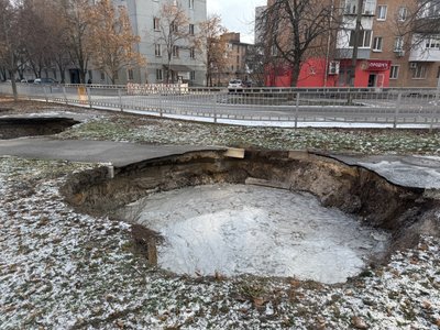 Частина полтавців скаржиться на провалля поблизу колектора на Подолі: чому не ремонтують Частина полтавців скаржиться на провалля поблизу колектора на Подолі: чому не ремонтують
