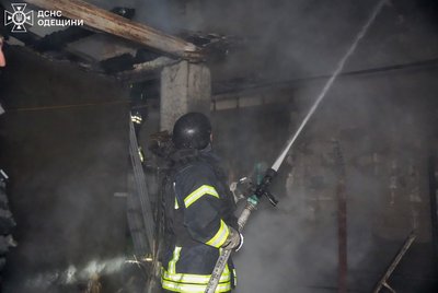 Унаслідок атаки РФ на Одесу постраждали троє людей: ДСНС показали наслідки удару БпЛА Унаслідок атаки РФ на Одесу постраждали троє людей: ДСНС показали наслідки удару БпЛА