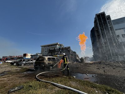 У Салтівському районі влучання поблизу входу у супермаркет У Салтівському районі влучання поблизу входу у супермаркет