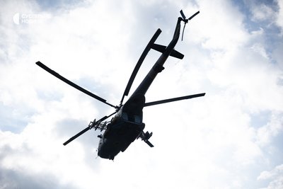 Мі-8 піднімається у повітря. Це один із наймасовіших вертольотів в історії авіації із двома двигунами. Їх використовують як для воєнних, так і для цивільних задач Мі-8 піднімається у повітря. Це один із наймасовіших вертольотів в історії авіації із двома двигунами. Їх використовують як для воєнних, так і для цивільних задач