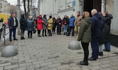Загинув під час оборони Бахмута: у Житомирі попрощалися з військовим Василем Гречухом Загинув під час оборони Бахмута: у Житомирі попрощалися з військовим Василем Гречухом