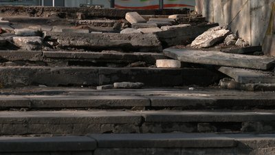 Як коментують ситуацію про сходи на вулиці П'ятницькій біля одного із торгових центрів Чернігова в управлінні ЖКГ