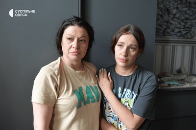 "Ми цілі дивом": мешканці будинку в Одесі розповіли про влучання російського дрона