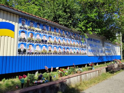 У Камʼянці місцеві жителі проти побудови кавʼярні поряд зі стелою Героїв У Камʼянці місцеві жителі проти побудови кавʼярні поряд зі стелою Героїв