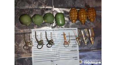 На Чернігівщині затримали чоловіка, якого підозрюють у торгівлі боєприпасами та наркотиками На Чернігівщині затримали чоловіка, якого підозрюють у торгівлі боєприпасами та наркотиками